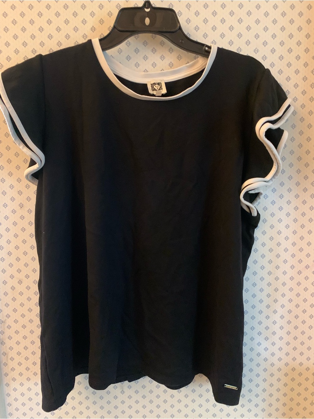 ANNE KLEIN PLUS SIZE 3X Woman’s Black Ruffle Sleeve Top with White Trim